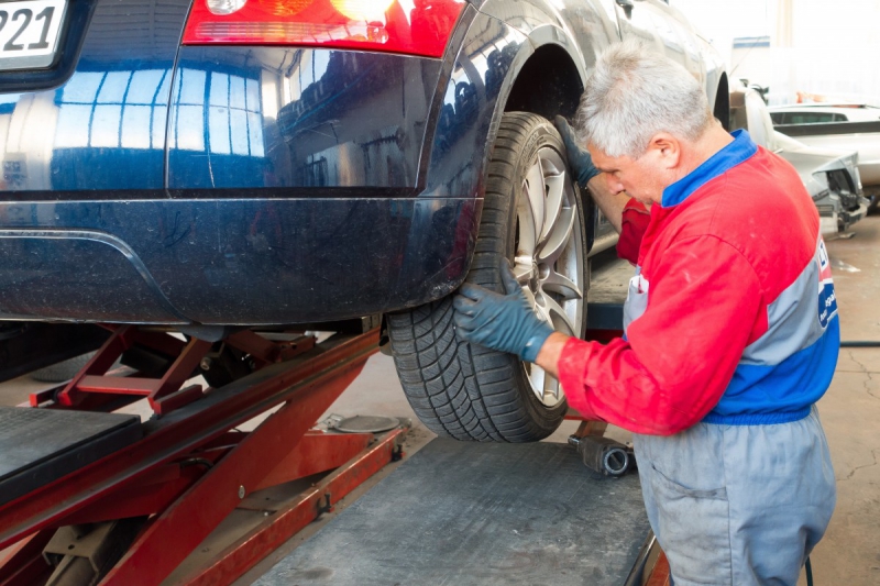 vitrine-BEAULIEU SUR MER-min_auto_repair_repair_lift_auto_mechanic_work_clothes_master_professional_man_of_the_fold-685629