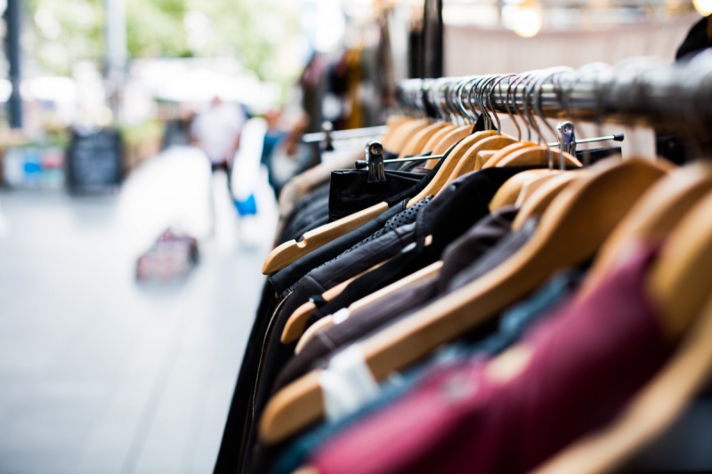 vitrine-BEAULIEU SUR MER-min_blur_close_up_focus_hanger_jacket_market_people_rack-1176303