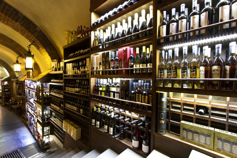 vitrine-BEAULIEU SUR MER-min_world_street_travel_shop_canon_georgia_wine_bottles-429767